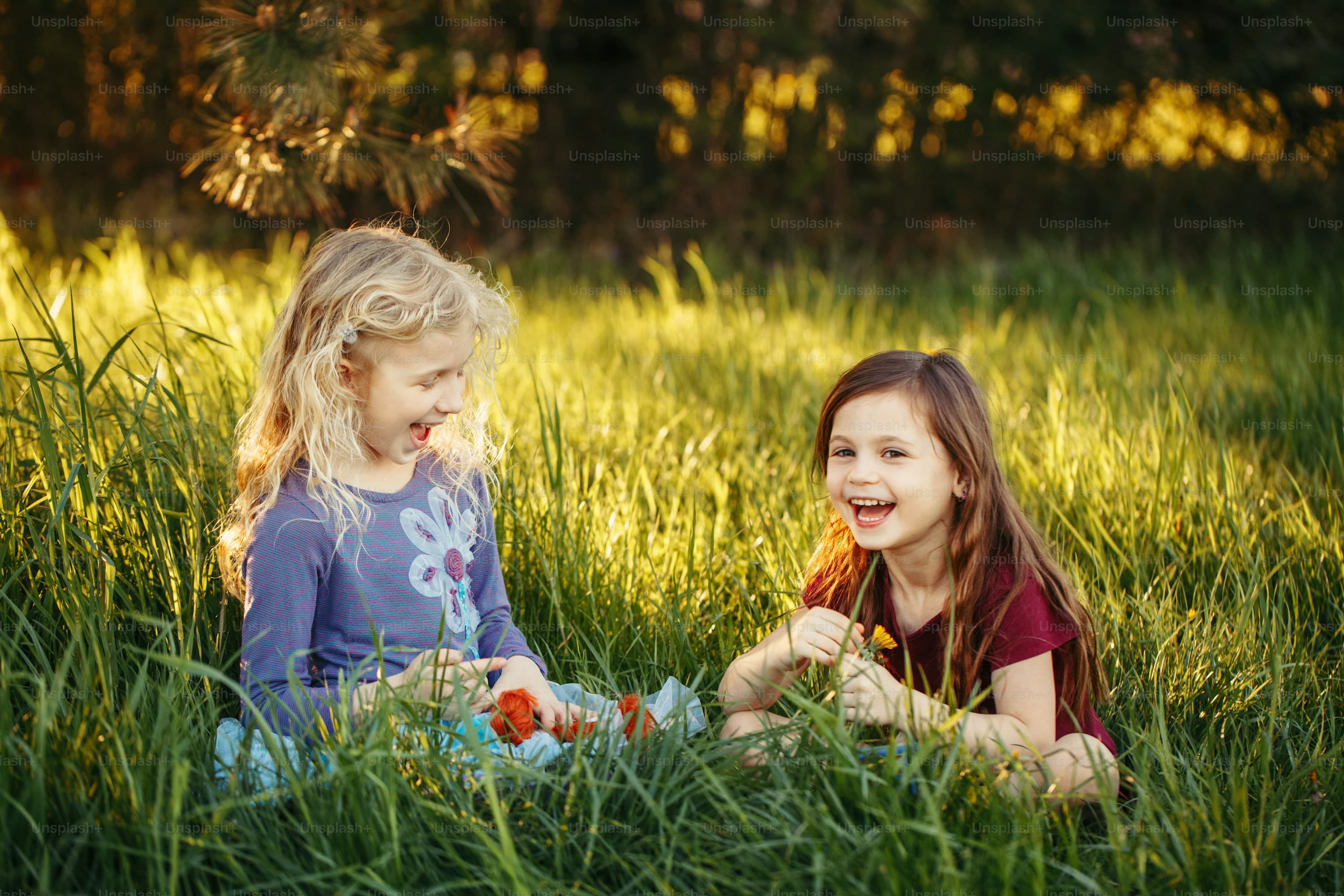 Bambini che imparano insieme in un ambiente luminoso e di supporto